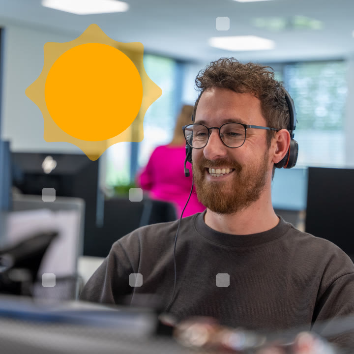 Medewerker van de klantenservice met headset