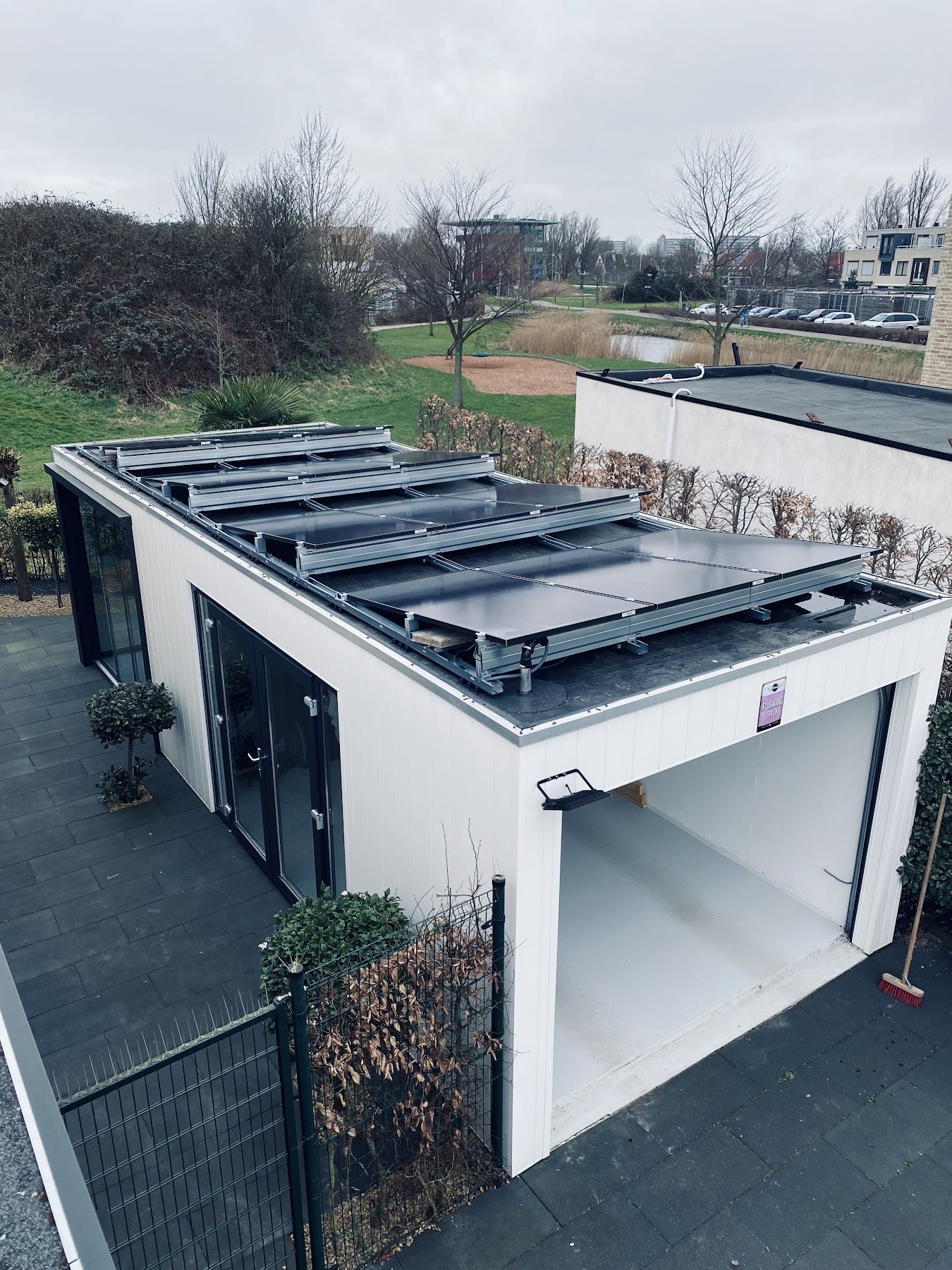 Zonnepanelen op het platte dak van een garage