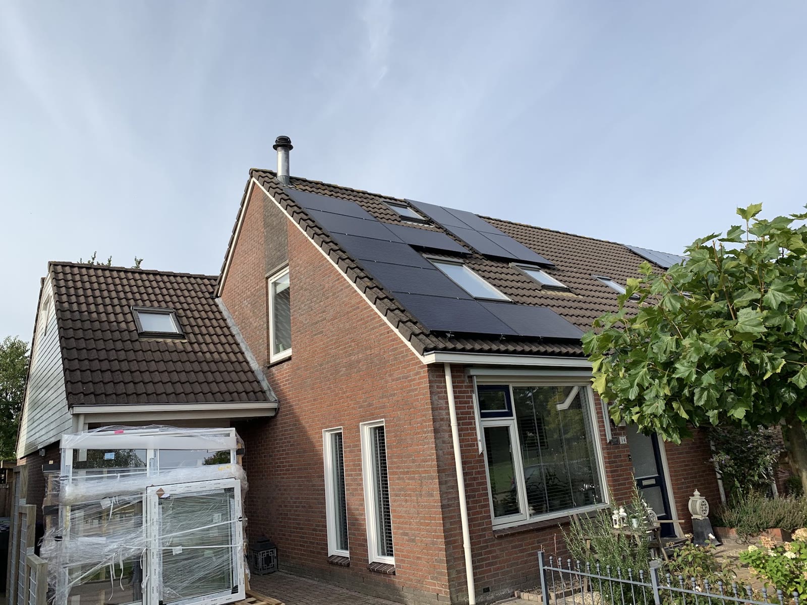 Hoekwoning met zonnepanelen op twee dakvlakken