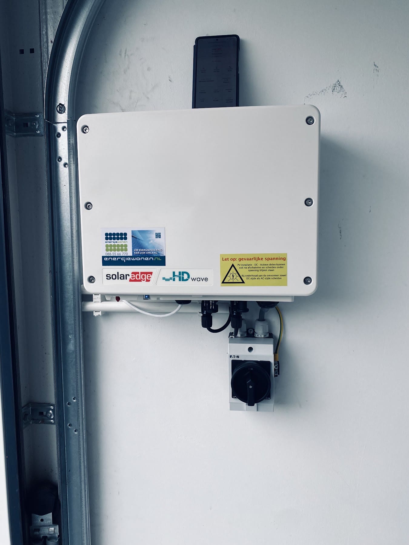 Omvormer met optimizer aan de wand