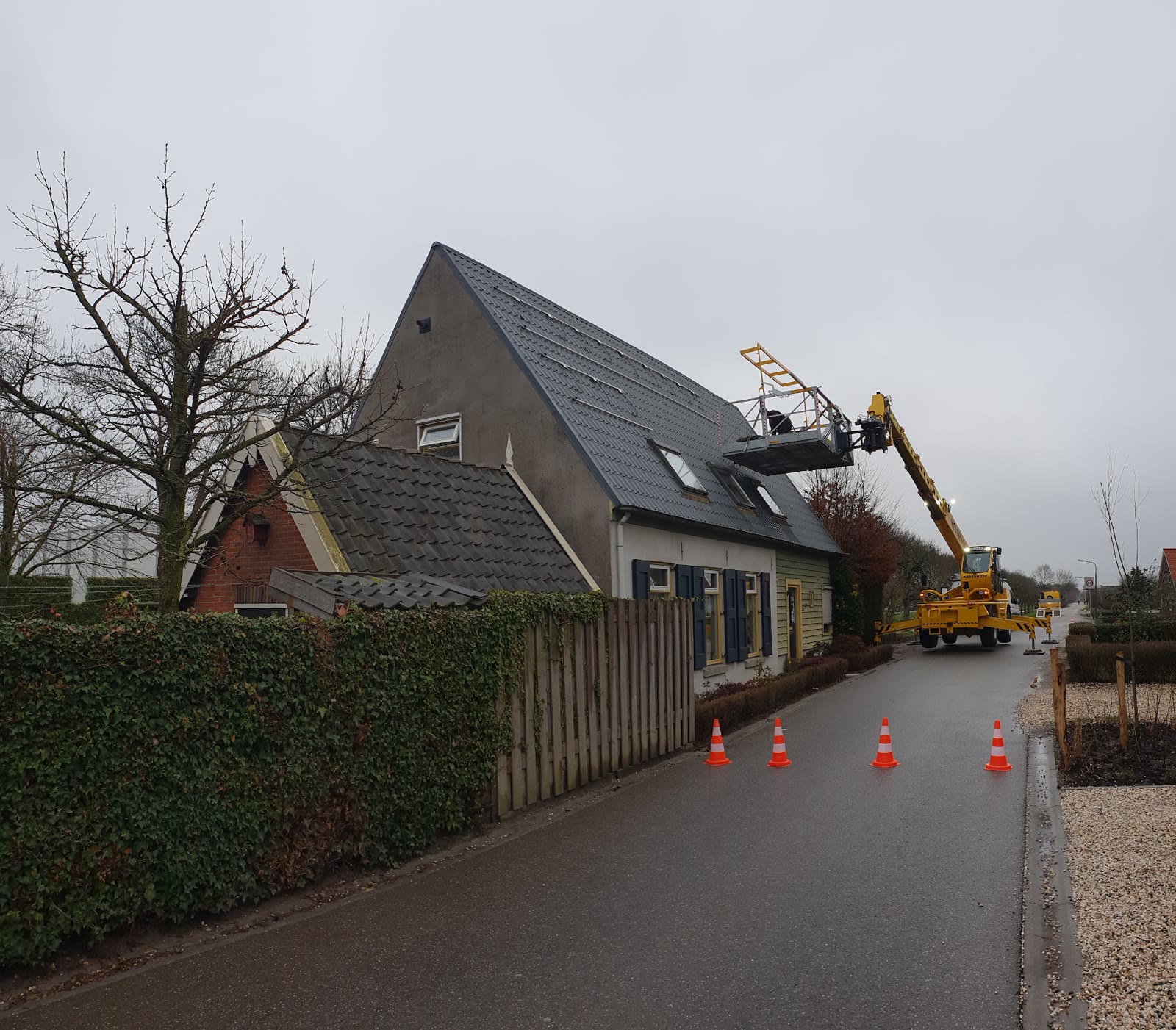 Kraan bij een vrijstaande woning tijdens de installatie